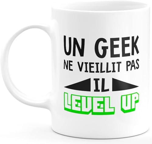 quotedazur - Mug Un Geek Ne Vieillit Pas Il Level Up - Idée Cadeau Gamer Nerd - Humour Adolescent Couple Saint Valentin - Gadget Homme - Anniversaire Frère Meilleur Ami