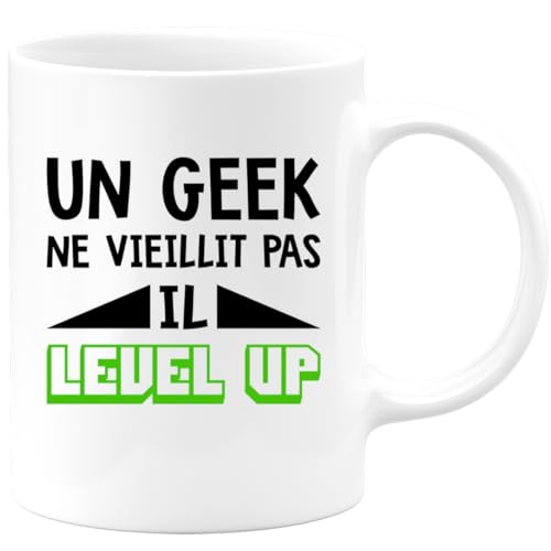 quotedazur - Mug Un Geek Ne Vieillit Pas Il Level Up - Idée Cadeau Gamer Nerd - Humour Adolescent Couple Saint Valentin - Gadget Homme - Anniversaire Frère Meilleur Ami